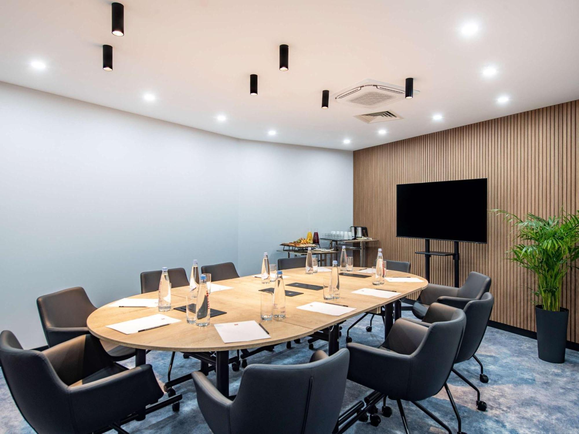 Ibis Tbilisi Airport Hotel Екстериор снимка