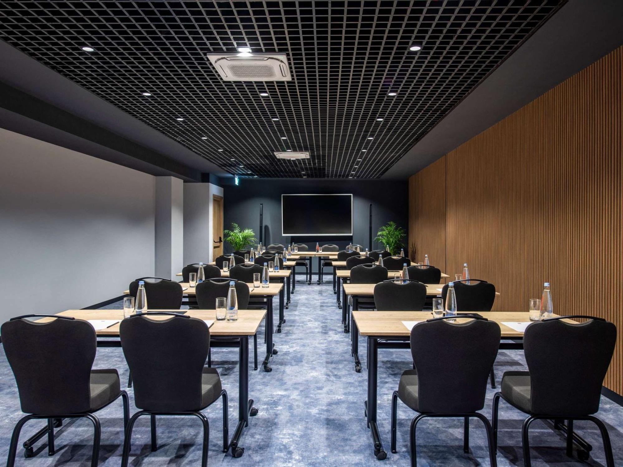 Ibis Tbilisi Airport Hotel Екстериор снимка