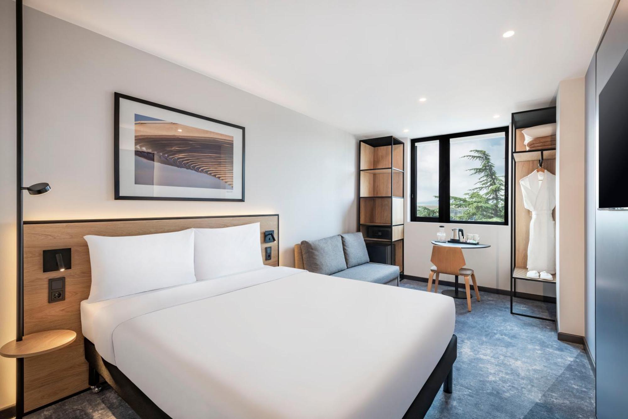 Ibis Tbilisi Airport Hotel Екстериор снимка