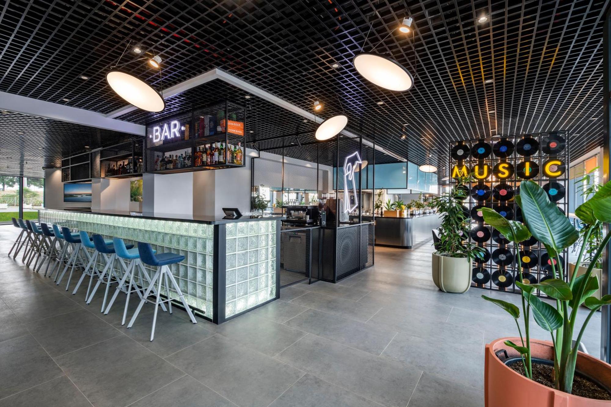Ibis Tbilisi Airport Hotel Екстериор снимка