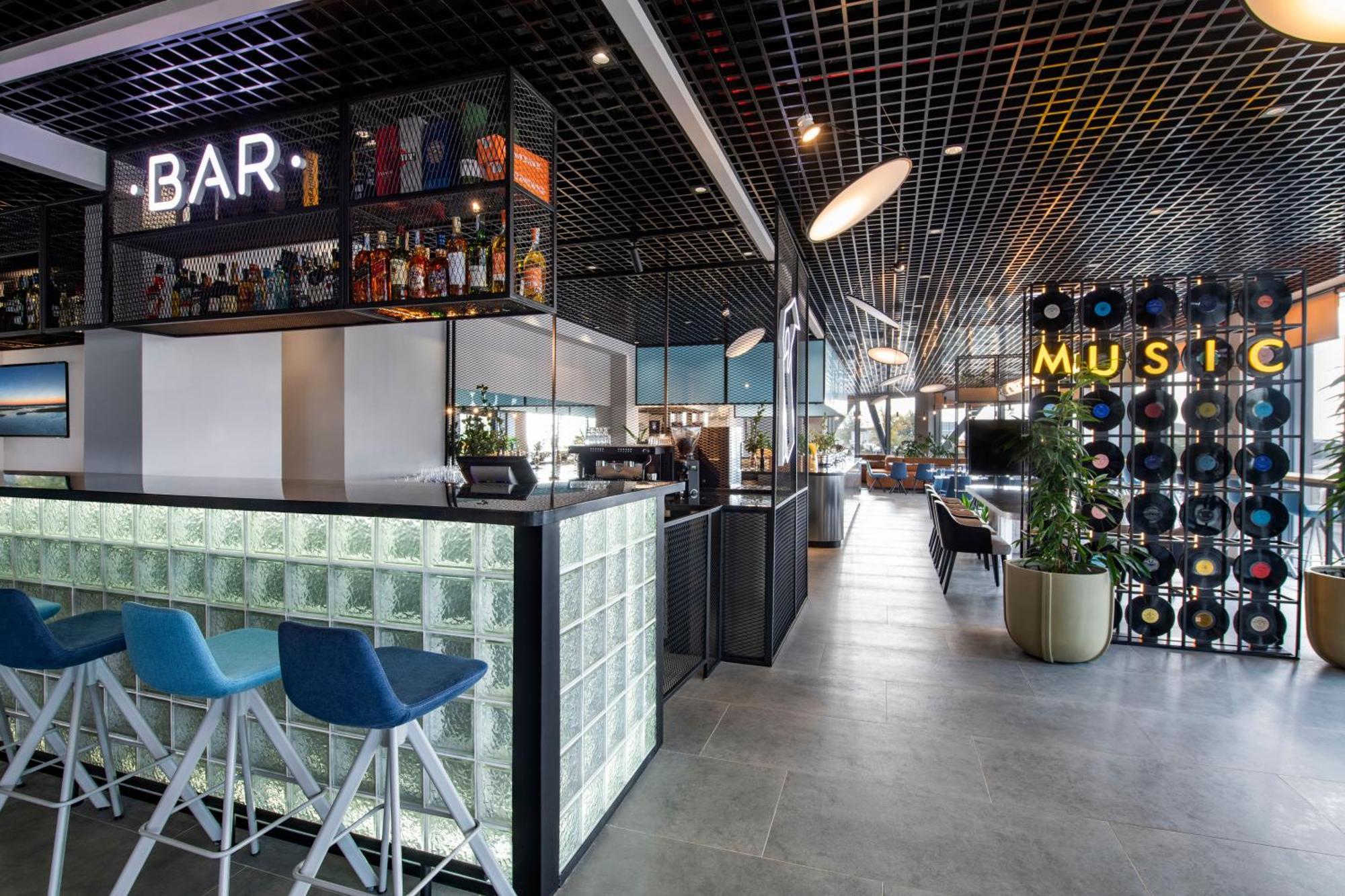 Ibis Tbilisi Airport Hotel Екстериор снимка