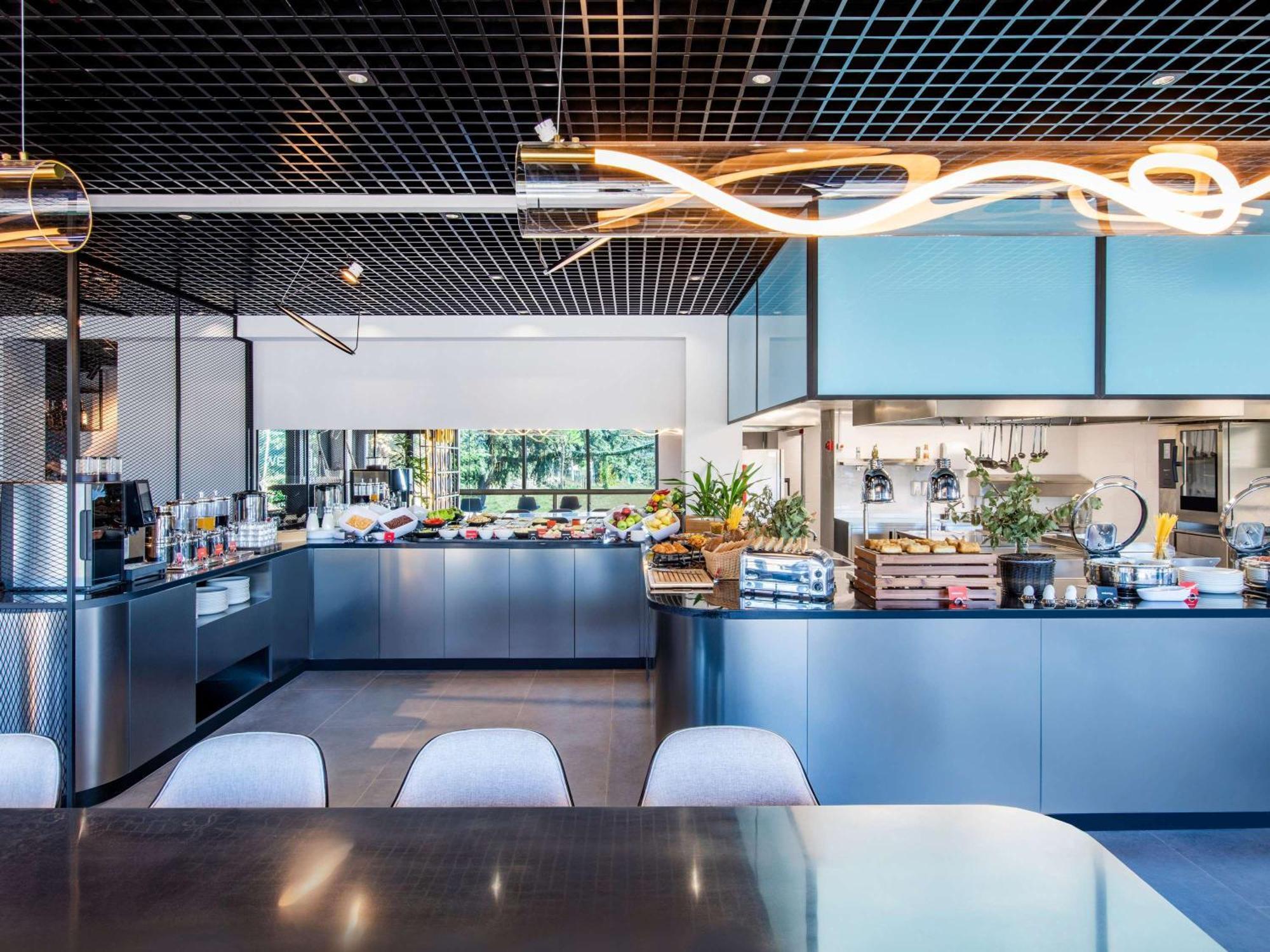 Ibis Tbilisi Airport Hotel Екстериор снимка