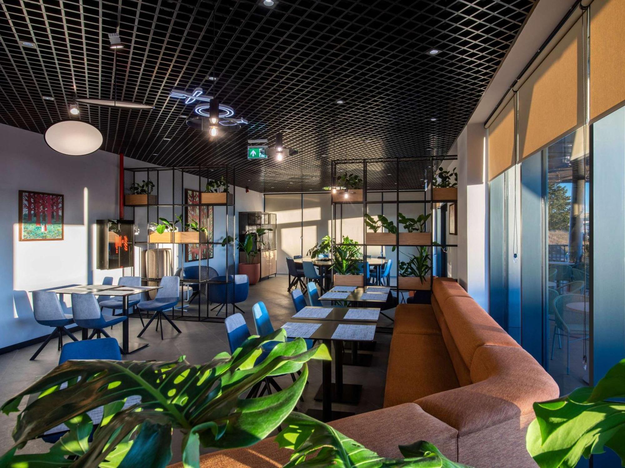 Ibis Tbilisi Airport Hotel Екстериор снимка
