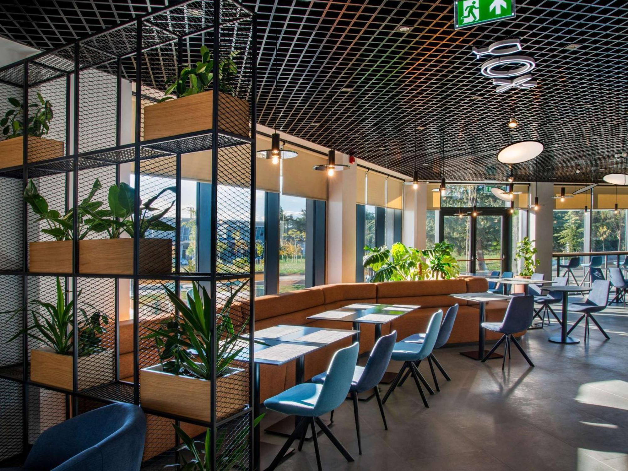 Ibis Tbilisi Airport Hotel Екстериор снимка
